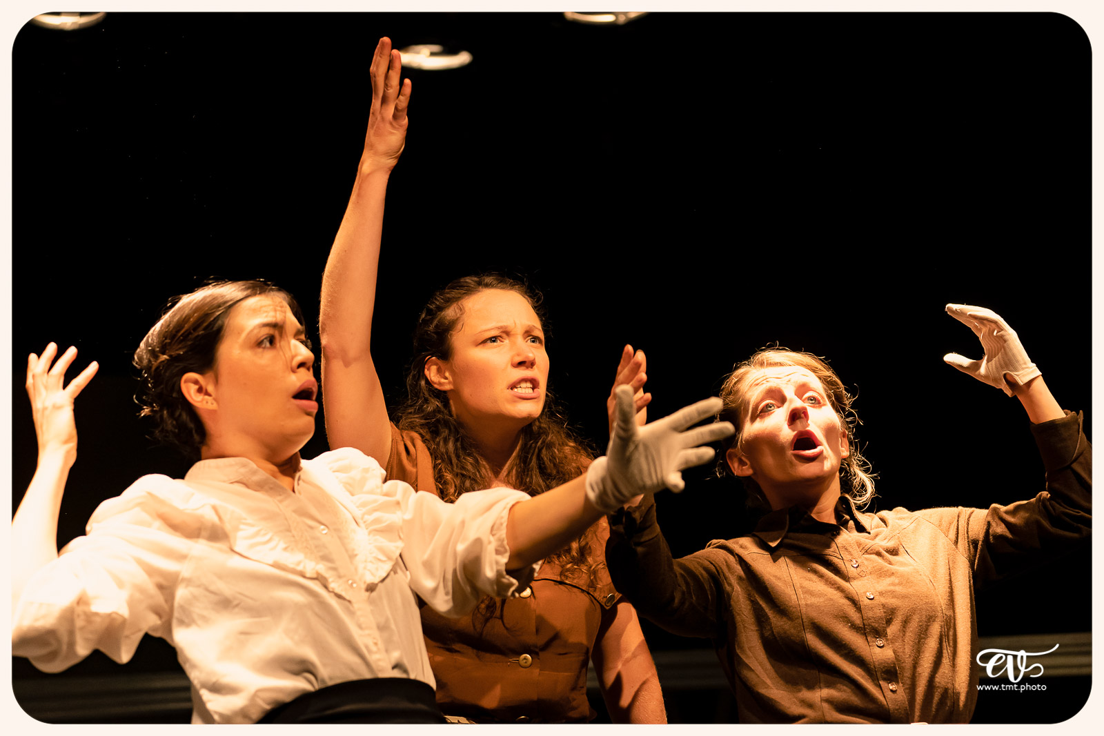 LA MESNIE H. - UN JOUR D'ÉTÉ